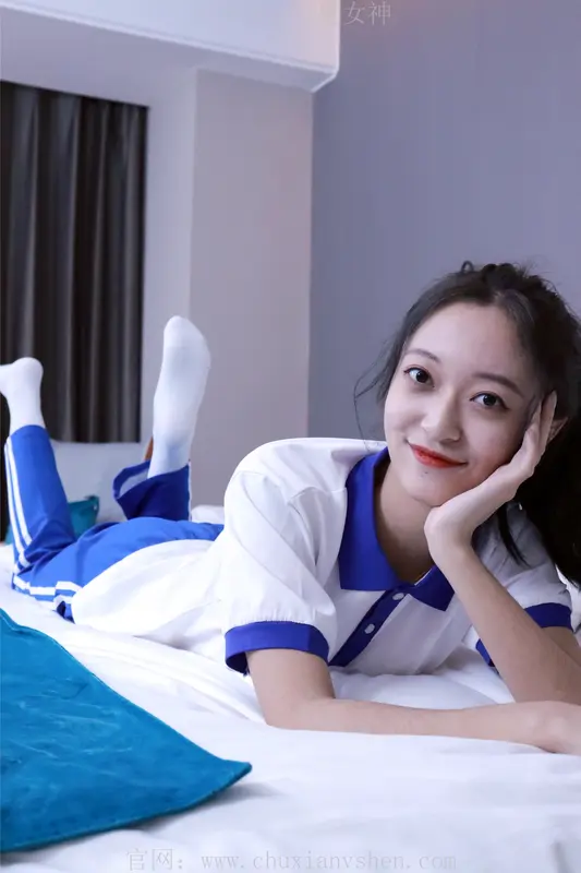 初夏女神 NO.001 依依~校服搭配37码运动鞋拍摄 - 初夏女神